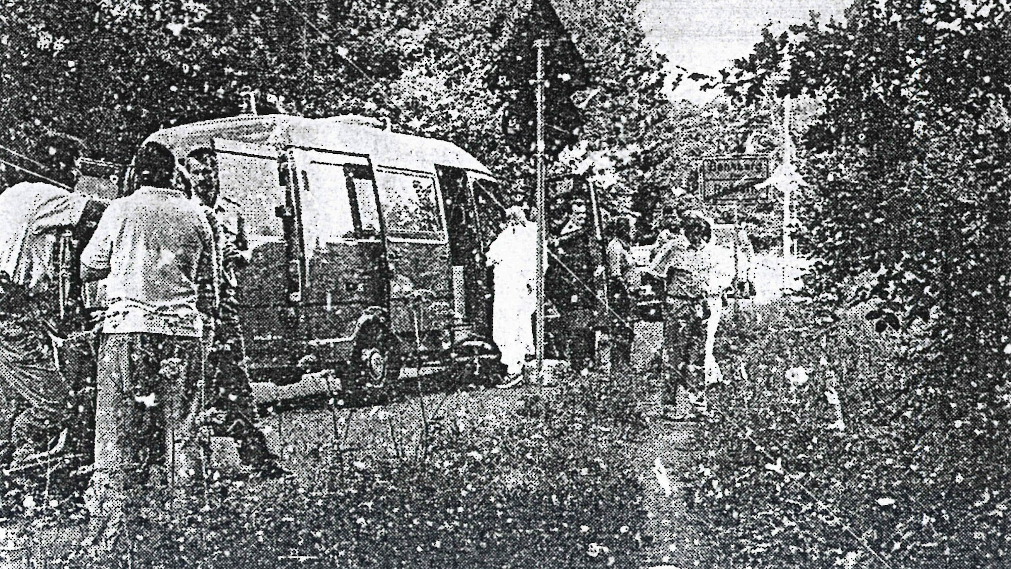 Spurensuche am Tatort im Juli 1992: Ermittler in weißen Overalls stehen in einem Waldstück in Refrath.