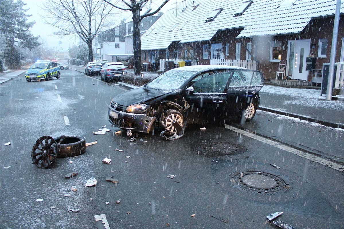 Die beteiligten Autos stehen an der Unfallstelle, dazu Rettungskräfte.