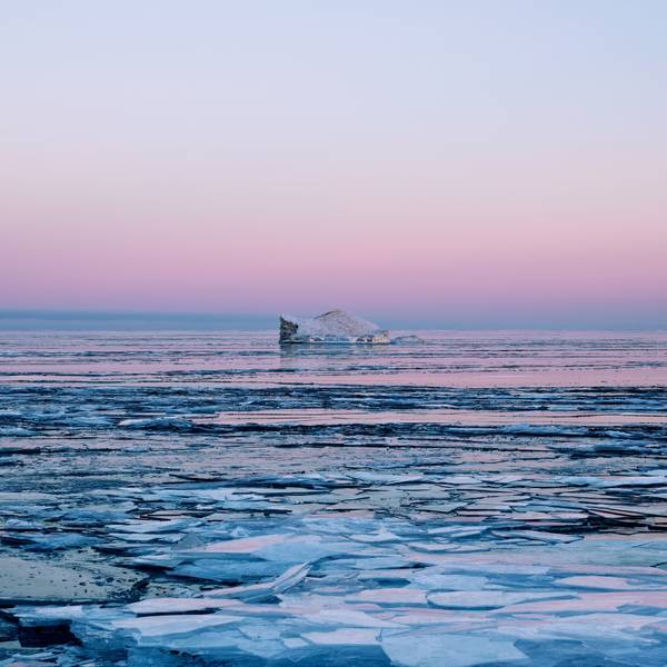 Lucinda Devlins Fotografie Lake Huron zeigt einen Eisberg und Eisschollen auf einem See.