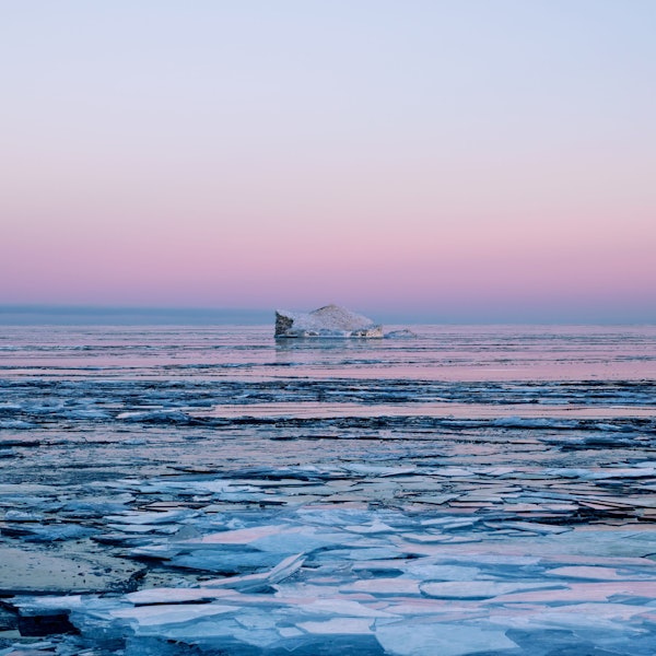Lucinda Devlins Fotografie Lake Huron zeigt einen Eisberg und Eisschollen auf einem See.