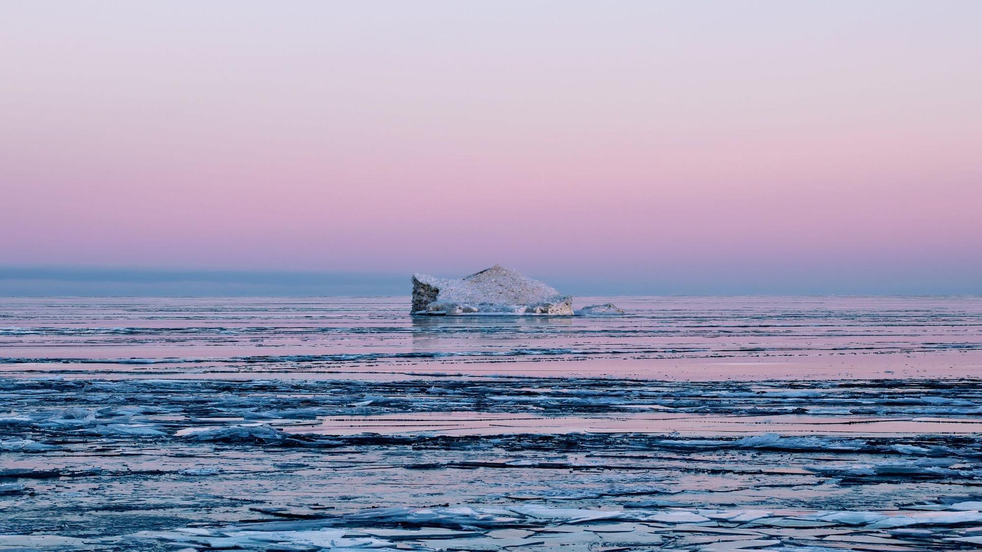 Lucinda Devlins Fotografie Lake Huron zeigt einen Eisberg und Eisschollen auf einem See.