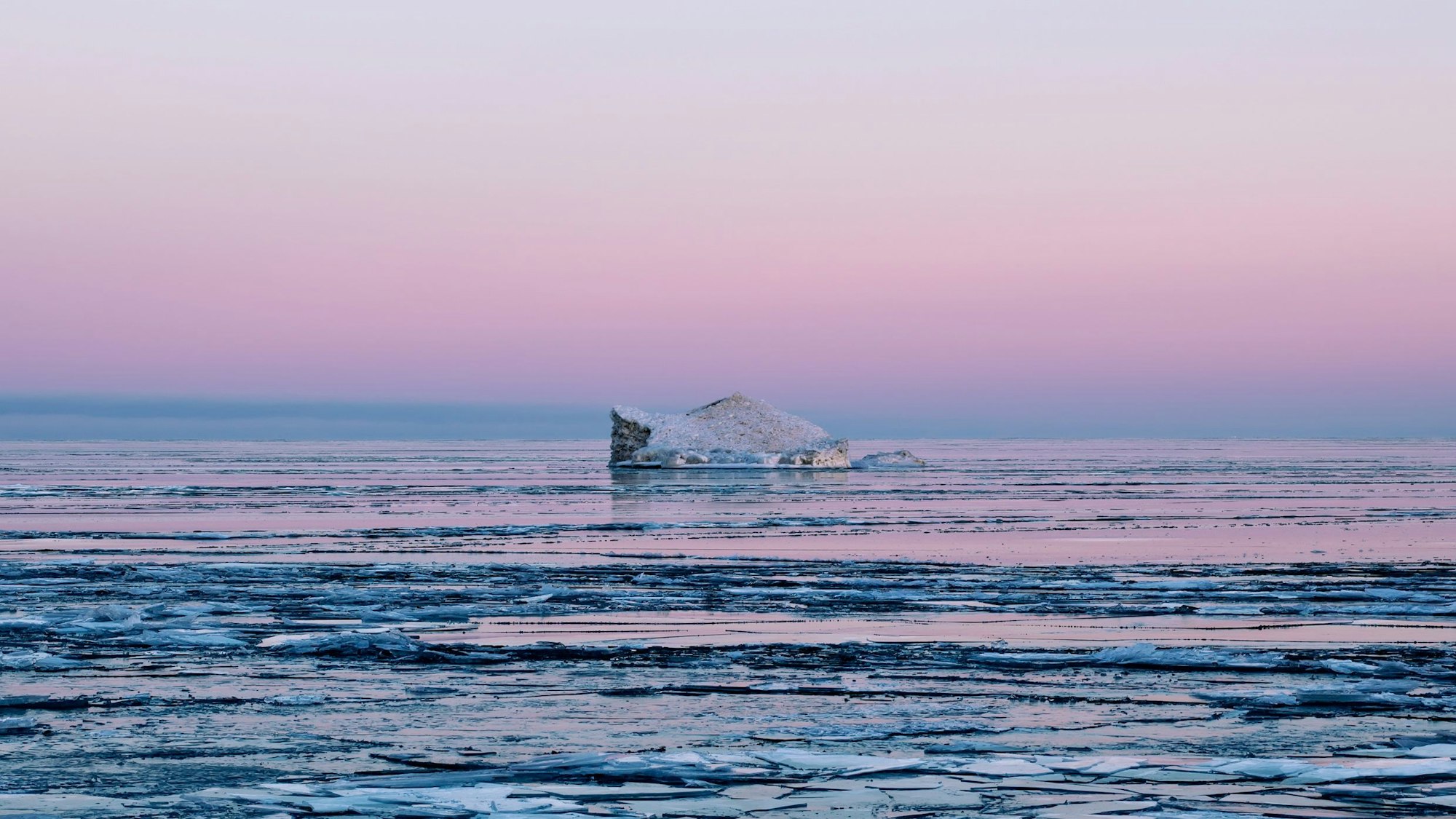 Lucinda Devlins Fotografie Lake Huron zeigt einen Eisberg und Eisschollen auf einem See.