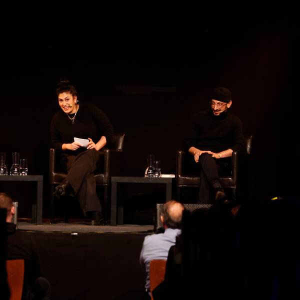 Enissa Amani (links), Aida Baghernejad, und Behzad Karim Khanibei sitzen auf der Bühne in der Kulturkirche Köln.
