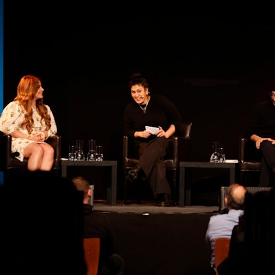 Enissa Amani (links), Aida Baghernejad, und Behzad Karim Khanibei sitzen auf der Bühne in der Kulturkirche Köln.