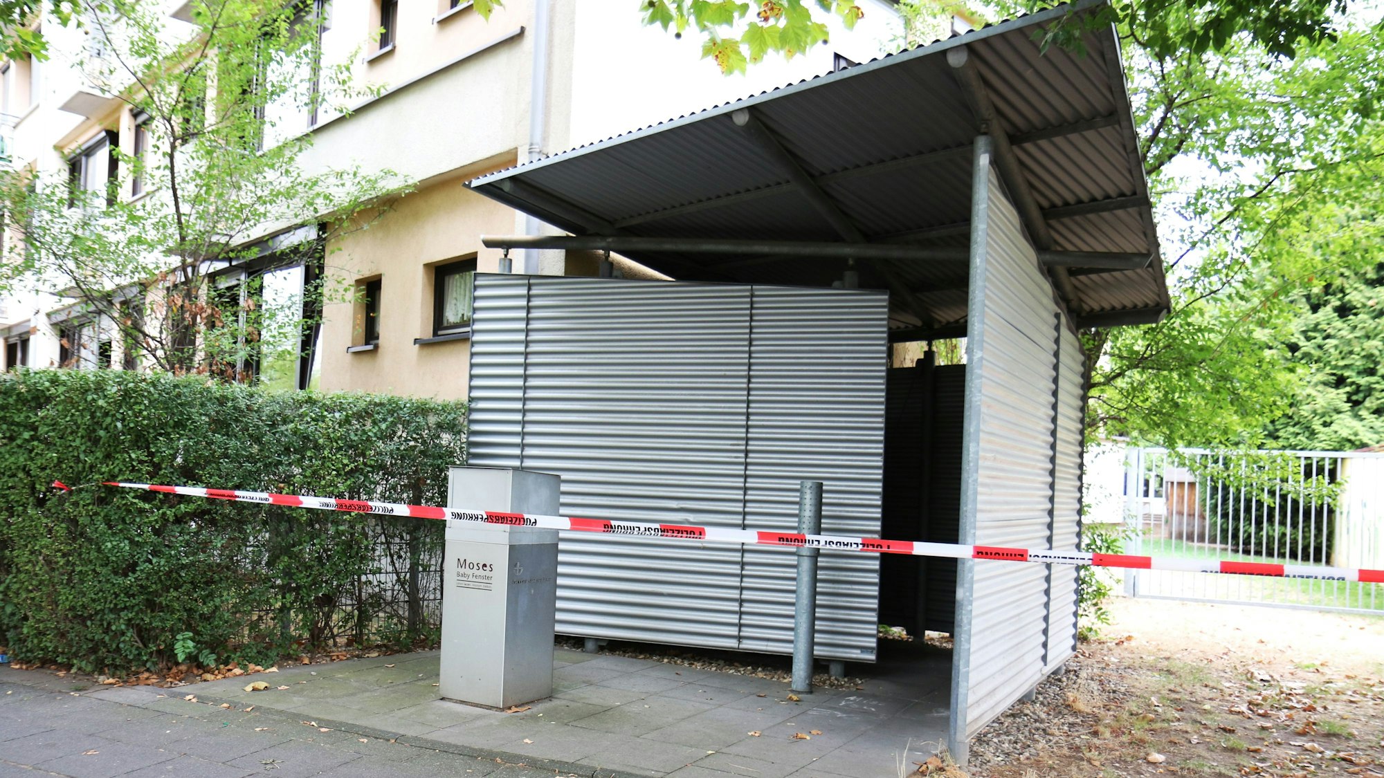 Ein Absperrband der Polizei vor der Moses-Babyklappe des Haues Adelheid in Bilderstöckchen