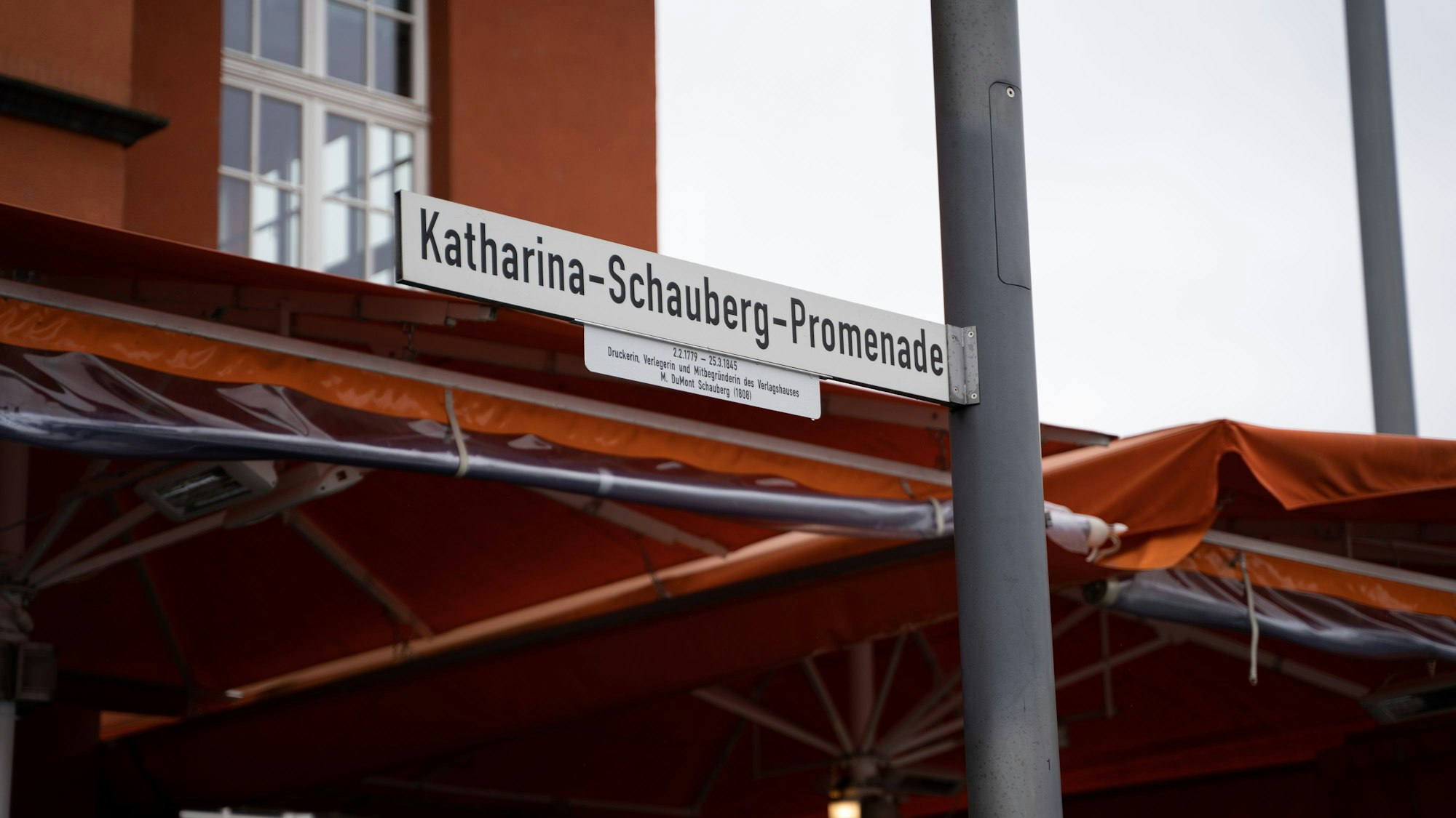 Ein Straßenschild mit der Aufschrift Katharina-Schauberg-Promenade in Köln.