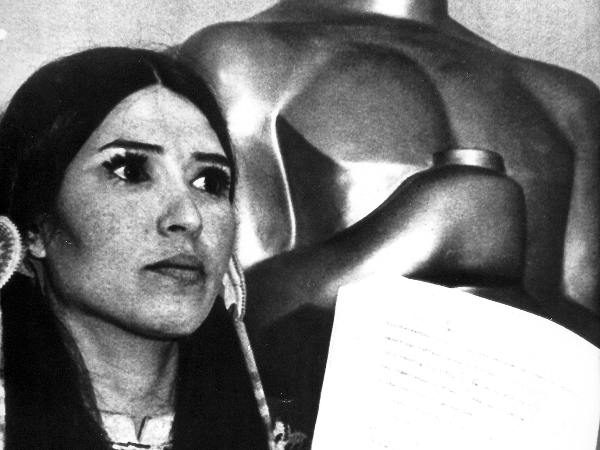 Die indianische Aktivistin Sacheen Littlefeather vor der Oscar-Statue.