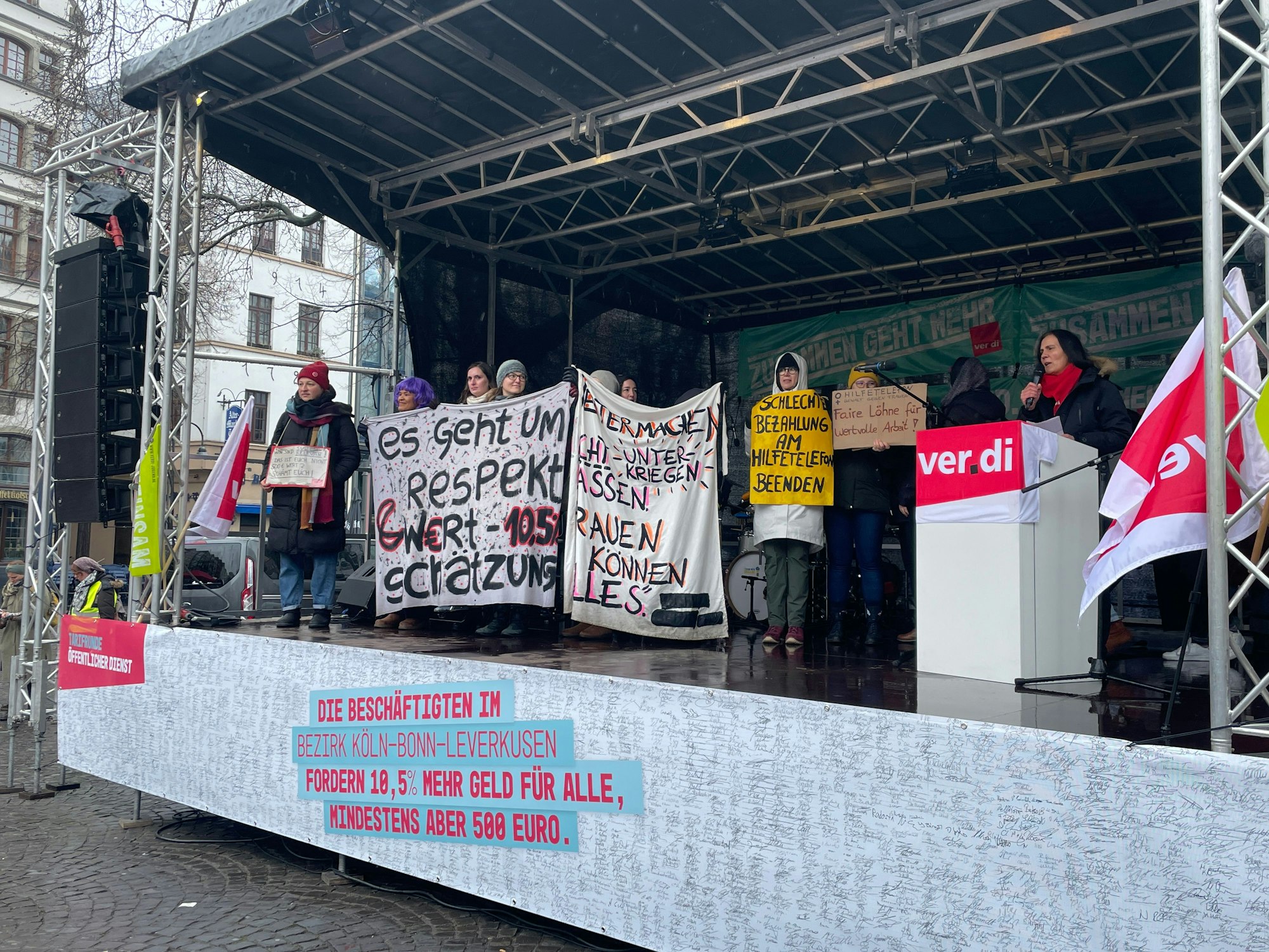 Beraterinnen der Hilfetelefone „Gewalt gegen Frauen“ und „Schwangere in Not“ sprechen auf der Kundgebung des Kita-Streiks auf dem Alter Markt.