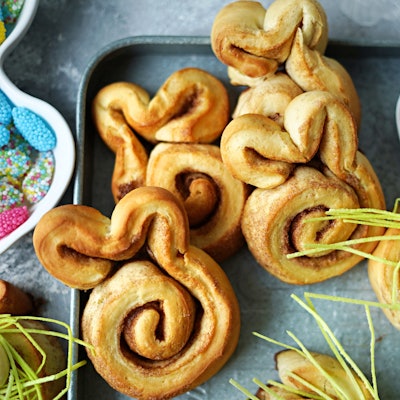 Ein Teil der Zimtschnecken werden als Nester dekoriert, der andere Teil bekommt Hasenohren verpasst.