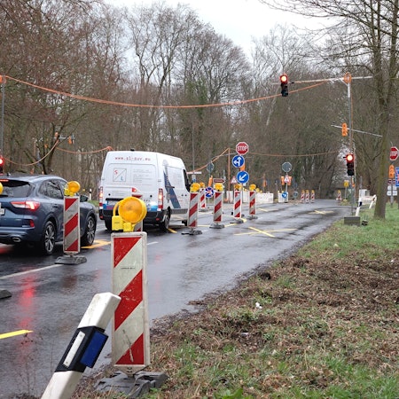 Das Foto zeigt die L 163 in Kerpen. Die Staus an der dortigen Baustellenampel wirken sich zu bestimmten Tageszeiten im gesamten Stadtgebiet aus.
