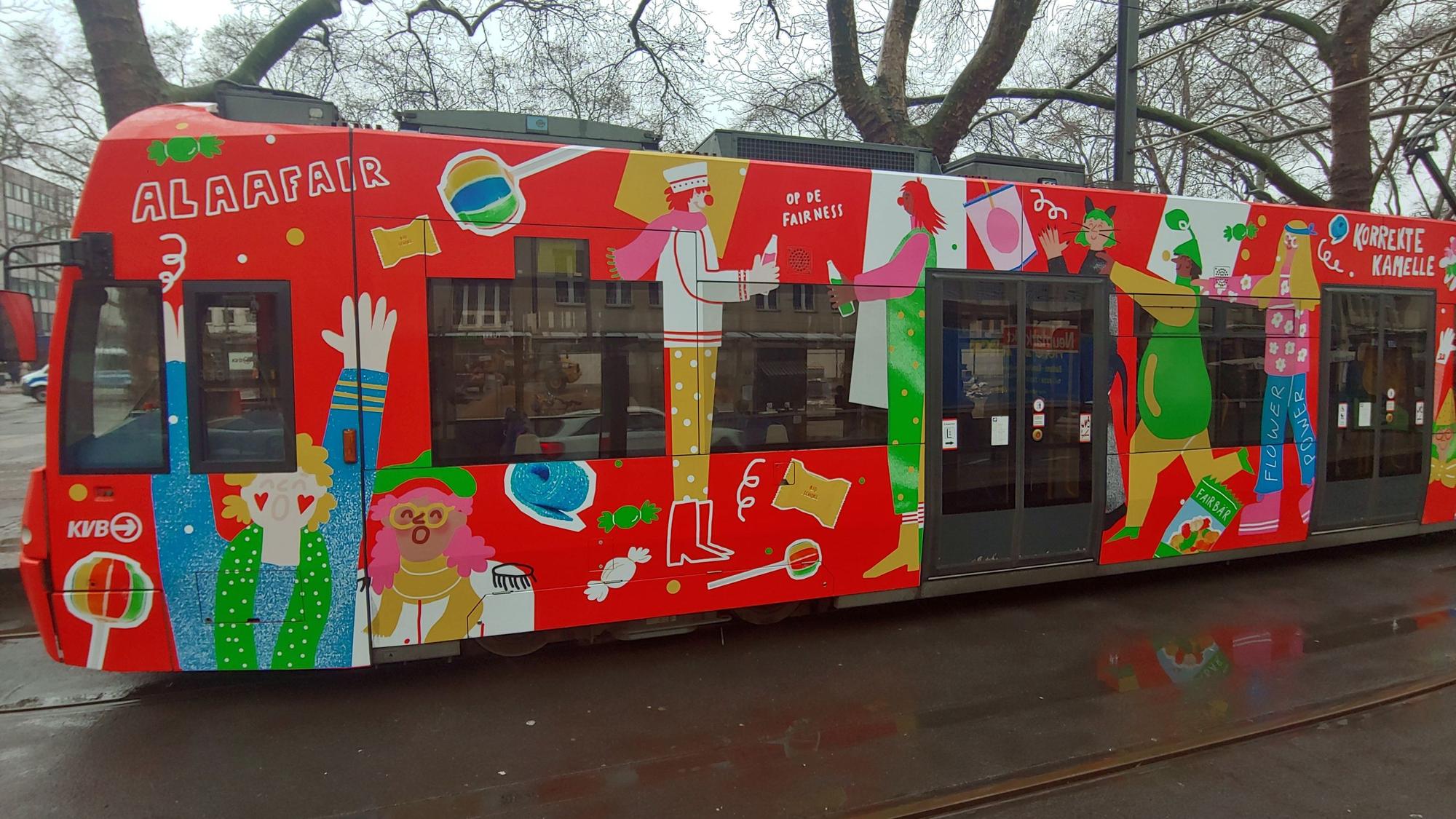 Bunt gestaltete Straßenbahn