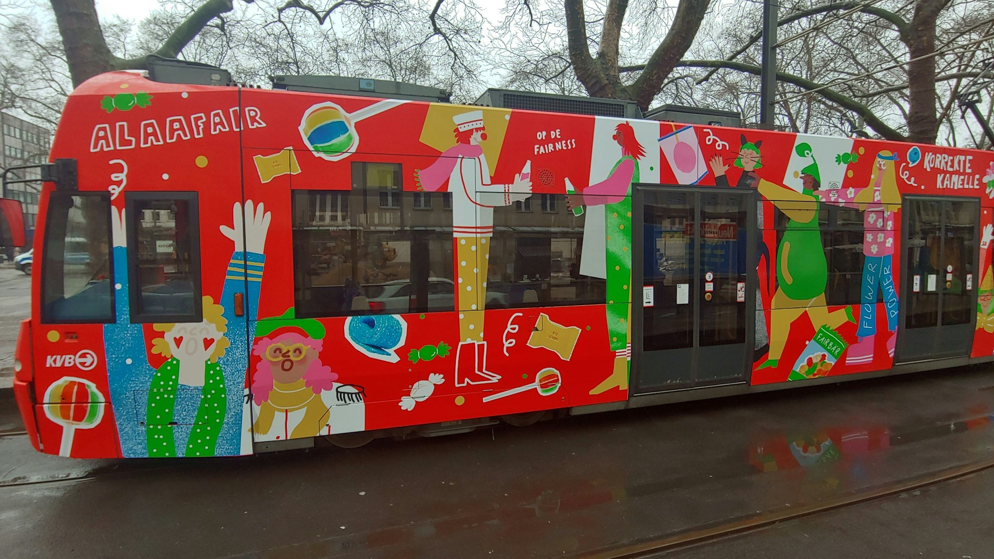 Bunt gestaltete Straßenbahn