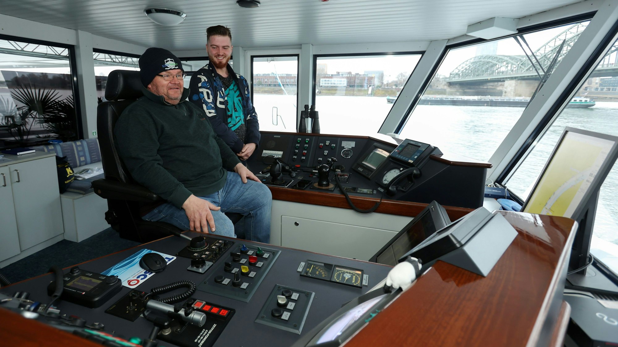 Hans Adam und Michael Schmitz im Steuerhaus mit viel Technik und Computern
