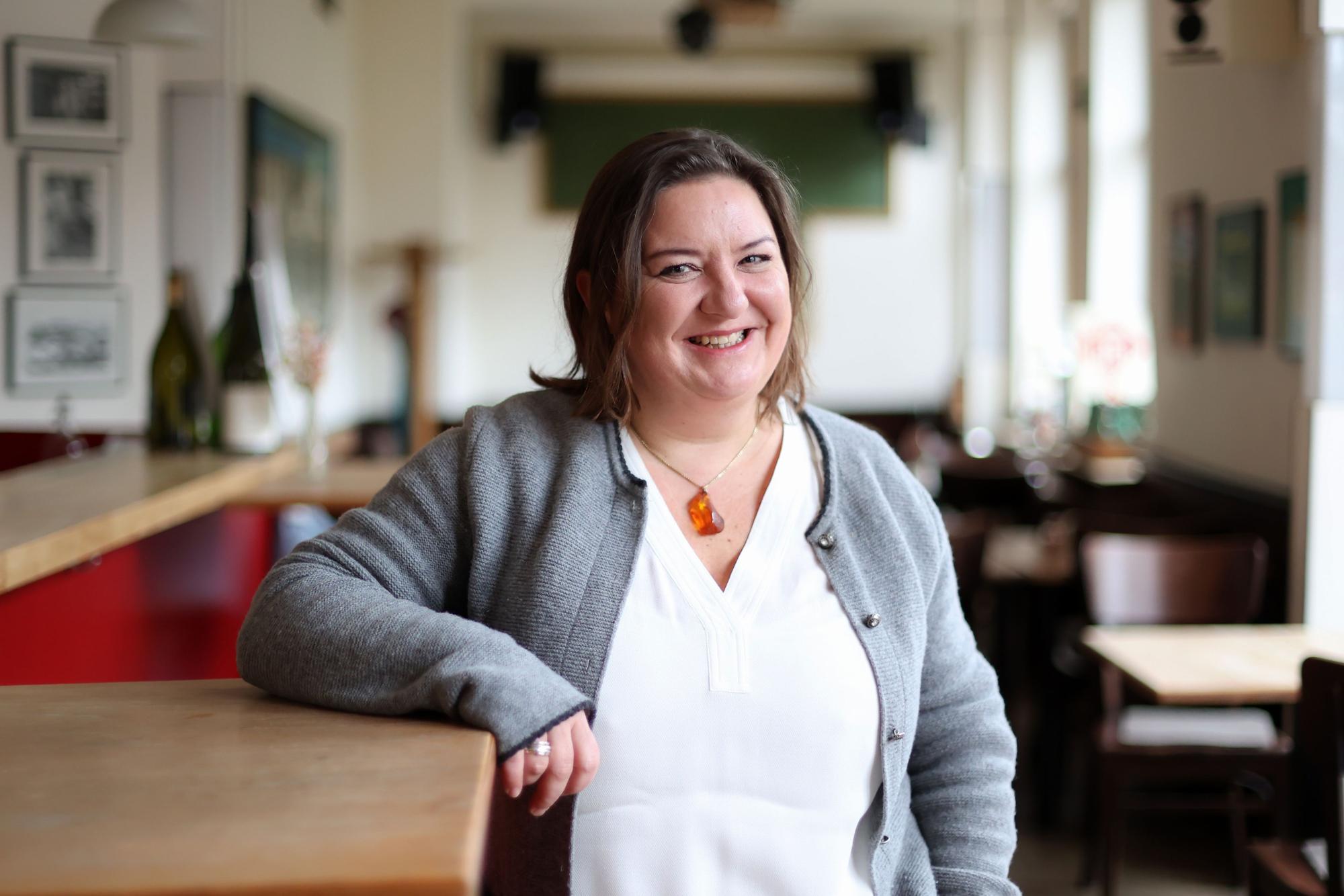 Porträtfoto von Iris Giessauf, Wirtin vom Gasthaus Essers im Jahr 2023.
