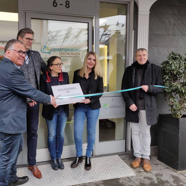Bürgermeister Frank Steffes mit Schere am Eröffnungsband vor der Türe des Quartiersbüros mit Superintendent Bernd-Ekkehart Scholzen, Romana Arendes und Aleksandra Petz vom Sozialamt und Thomas Holtzmann vom Diakonischen Werk.