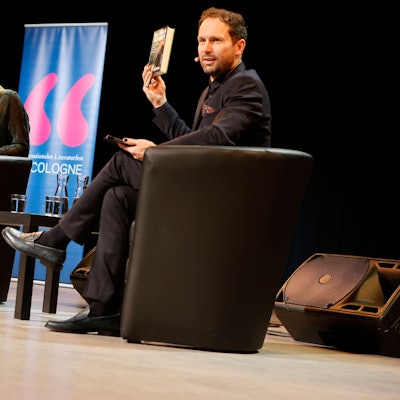 Maja Göpel und Friedemann Karig diskutieren auf der lit.Cologne lebhaft über die Frage, wie sich die Welt noch retten lässt.