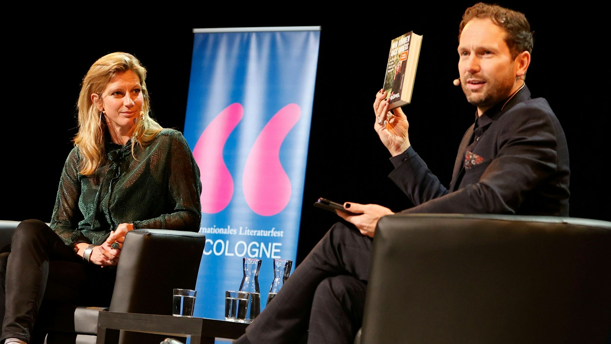 Maja Göpel und Friedemann Karig diskutieren auf der lit.Cologne lebhaft über die Frage, wie sich die Welt noch retten lässt.