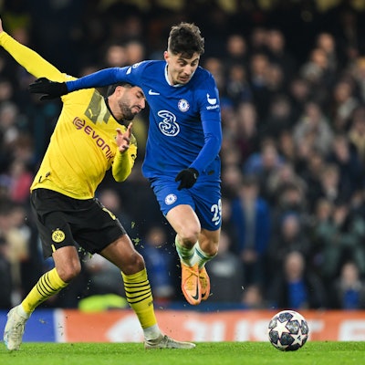 Dortmunds Emre Can und Chelseas Kai Havertz (r.) kämpfen um den Ball.