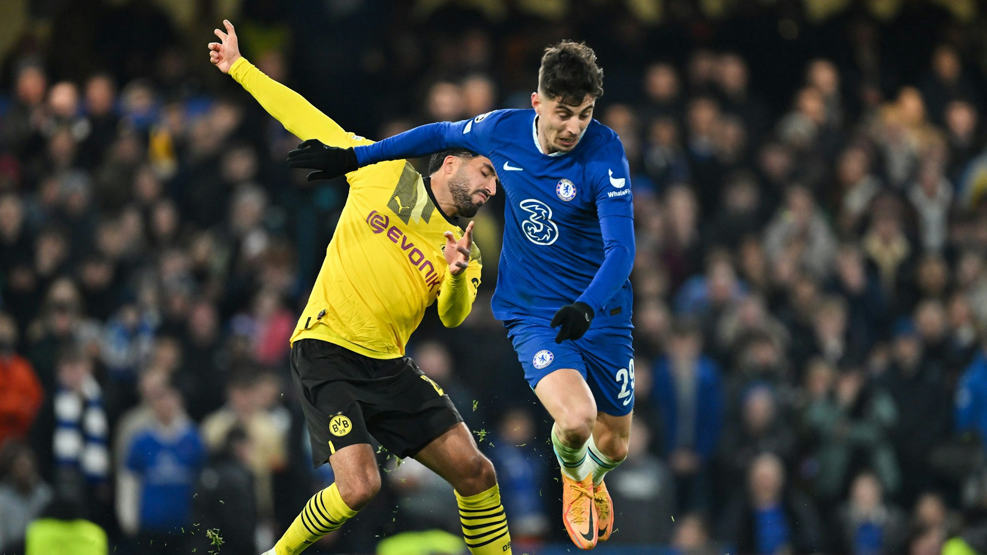 Dortmunds Emre Can und Chelseas Kai Havertz (r.) kämpfen um den Ball.