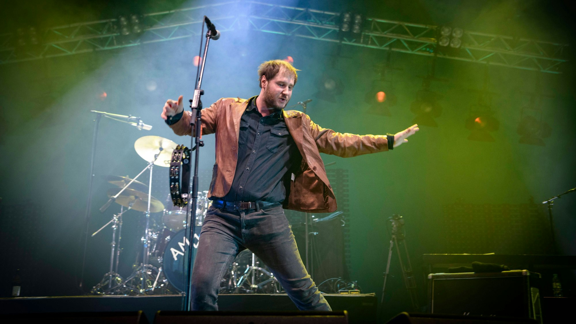 Michael Marco Fitzthum, Künstlername Marco Michael Wanda, tritt mit seiner Band Wanda in der Münchener Olympiahalle auf.