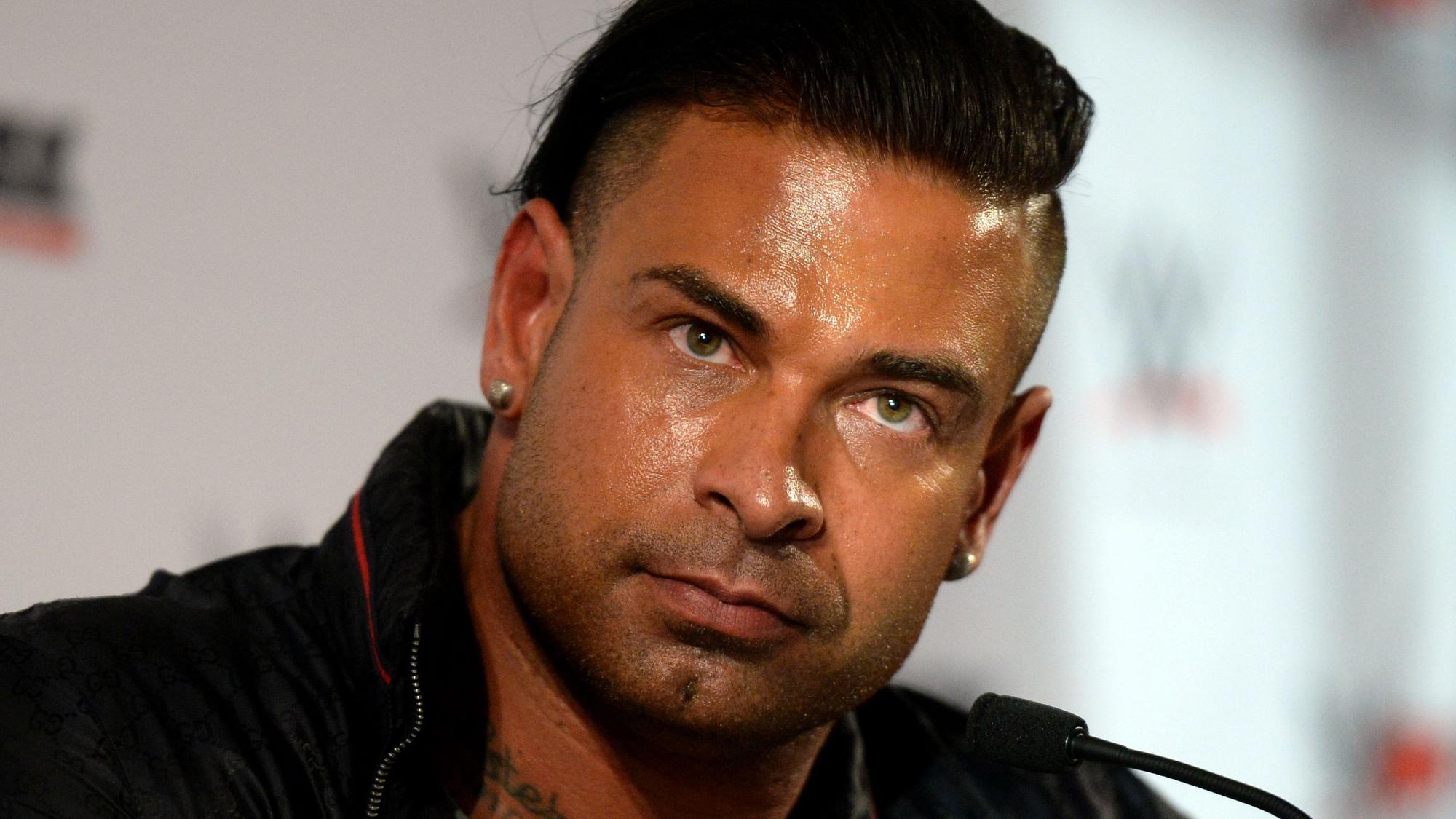 Tim Wiese sitzt bei einer Pressekonferenz vor einem Mikrofon.