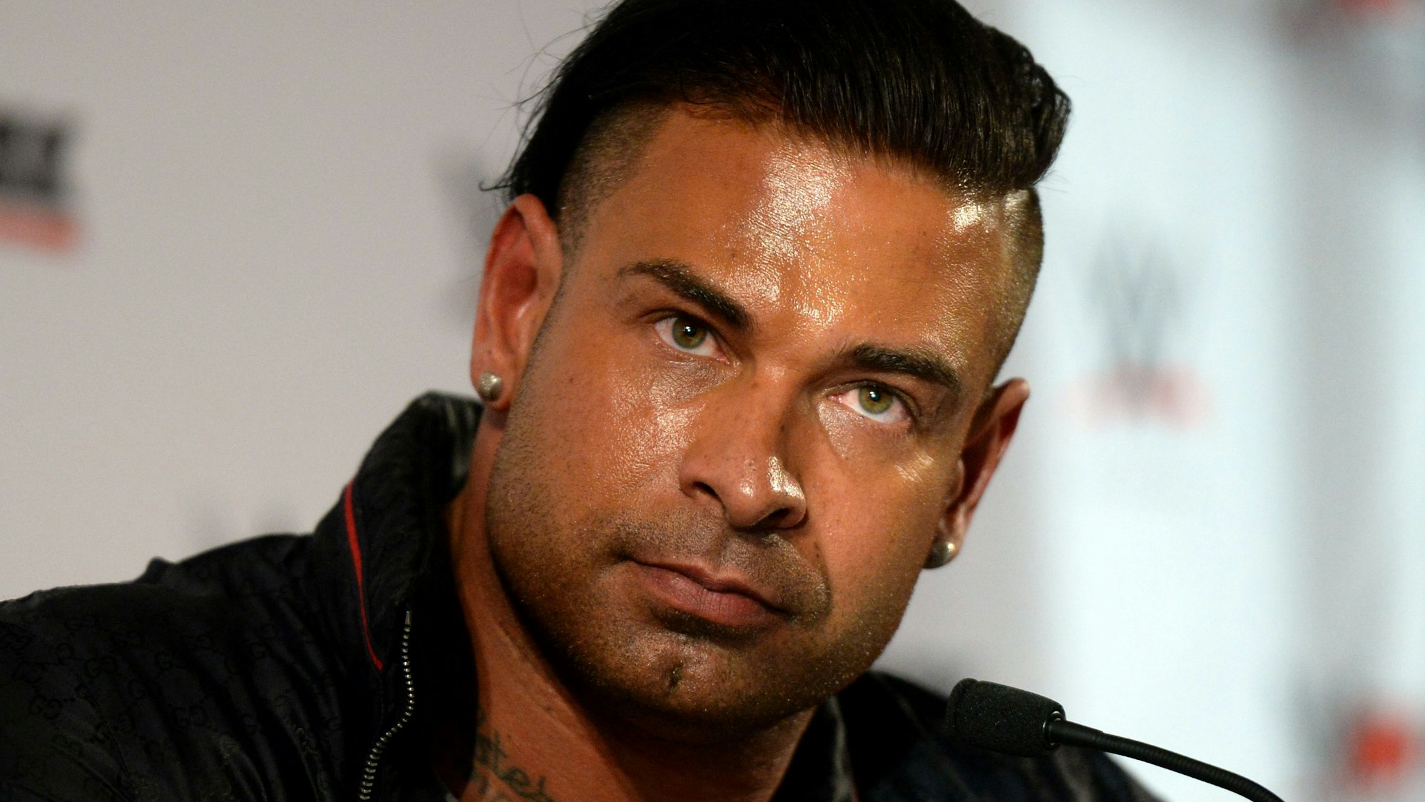 Tim Wiese sitzt bei einer Pressekonferenz vor einem Mikrofon.