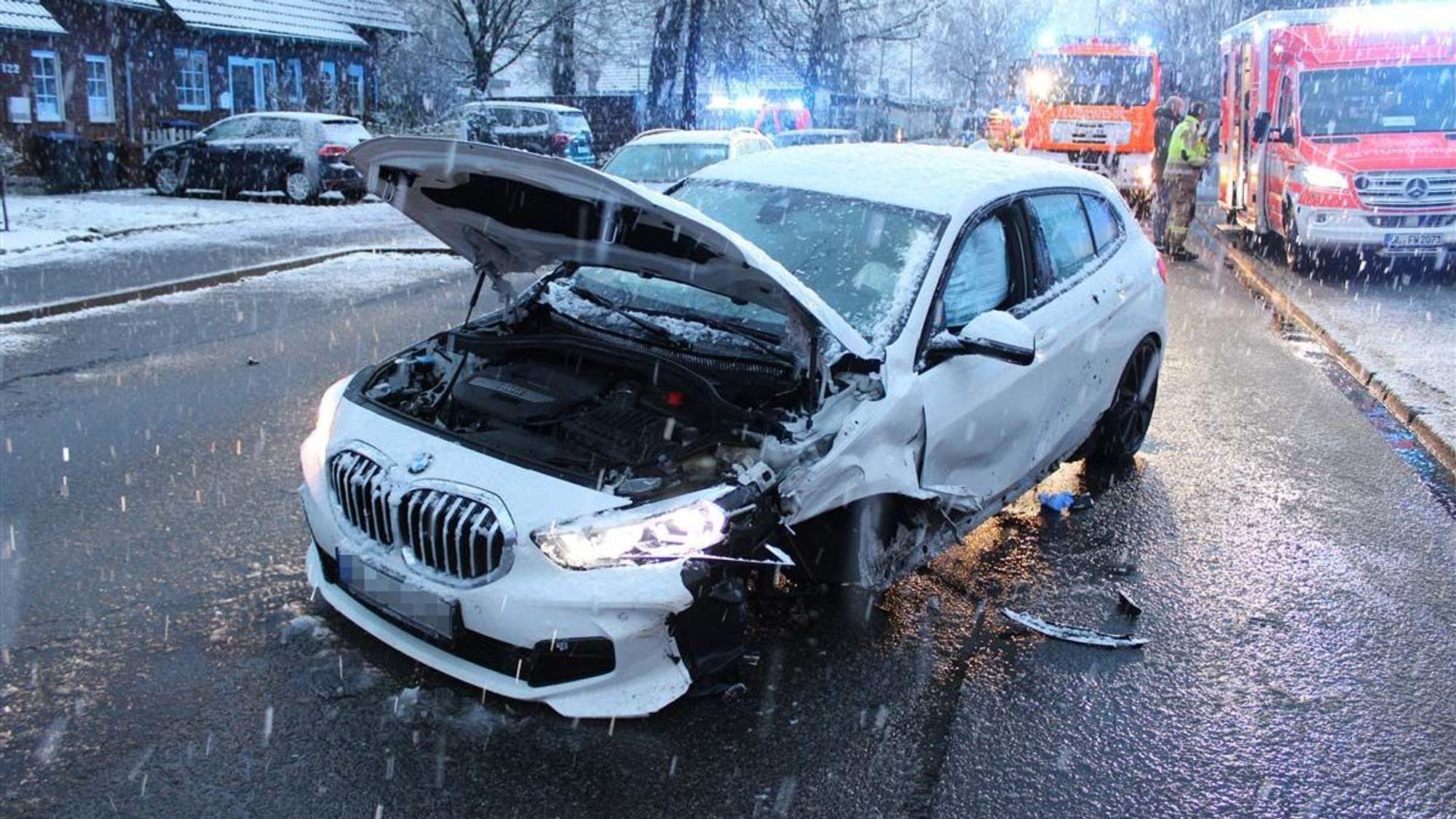 Die beteiligten Autos stehen an der Unfallstelle, dazu Rettungskräfte.