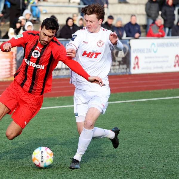 Daniel Detlef Hammel KM li. gegen Finn Torge Bauens SC re. Fussball Regionalliga West, 24. Spieltag, 1. FC Kaan-Marienborn - SC Fortuna Koeln Köln, am 25.02.2023 in Siegen/Deutschland. *** Daniel Detlef Hammel KM li against Finn Torge Bauens SC re Football Regionalliga West, Matchday 24, 1 FC Kaan Marienborn SC Fortuna Koeln Köln , on 25 02 2023 in Siegen Germany