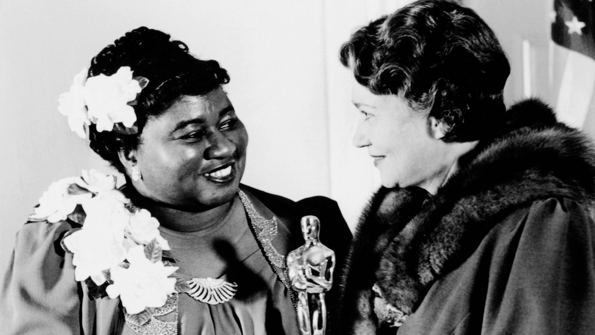 Fay Bainter überreicht Hattie McDaniel den verdienten Oscar.