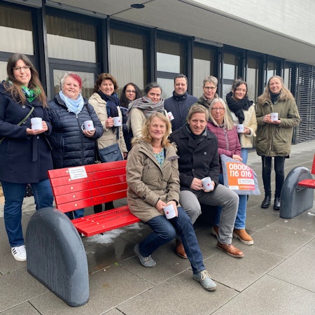 Zu einem Gespräch bei Kaffee und Tee kamen Vertreterinnen der drei Einrichtungen des Vereins Frauen helfen Frauen mit Landrat Markus Ramers (vorne) und Bürgermeister Sacha Reichelt zusammen.