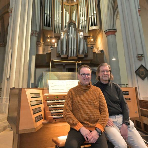Andreas Meisner (rechts) und Rolf Müller, die Domorganisten der evangelischen und der katholischen Gemeinde in Altenberg sitzen an der Orgel.