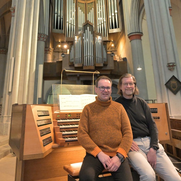 Andreas Meisner (rechts) und Rolf Müller, die Domorganisten der evangelischen und der katholischen Gemeinde in Altenberg sitzen an der Orgel.