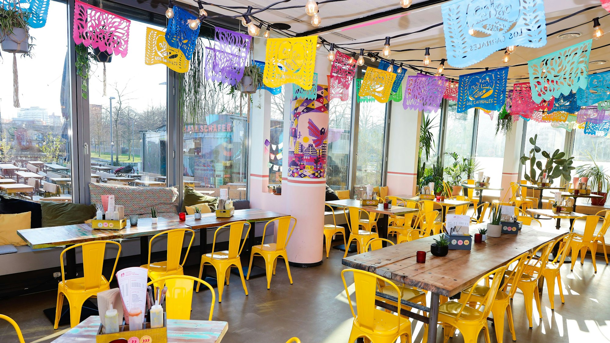Die Taqueria Los Carnales im Kölner Rheinauhafen mit bunter Einrichtung.