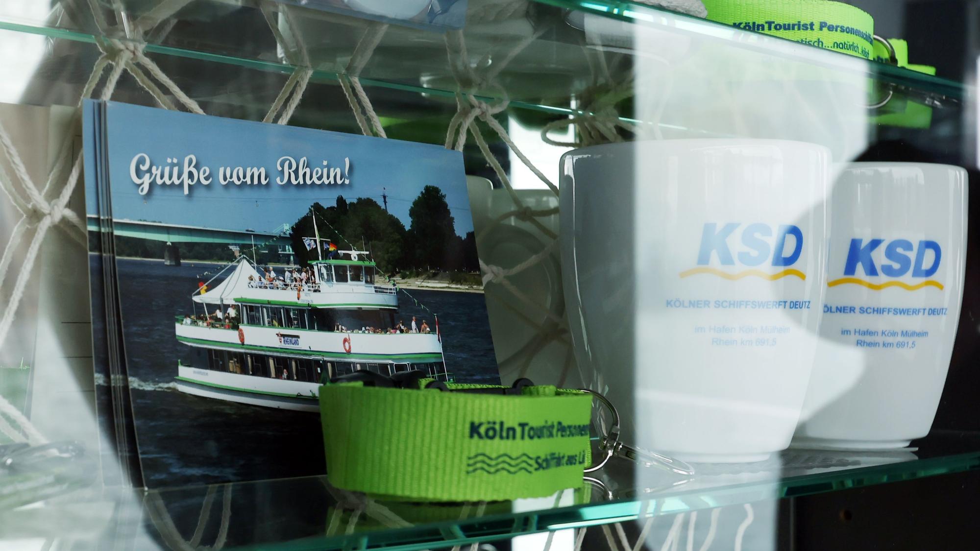 Souvenirs des Unternehmens: Postkarten, Tassen und Schlüsselanhänger