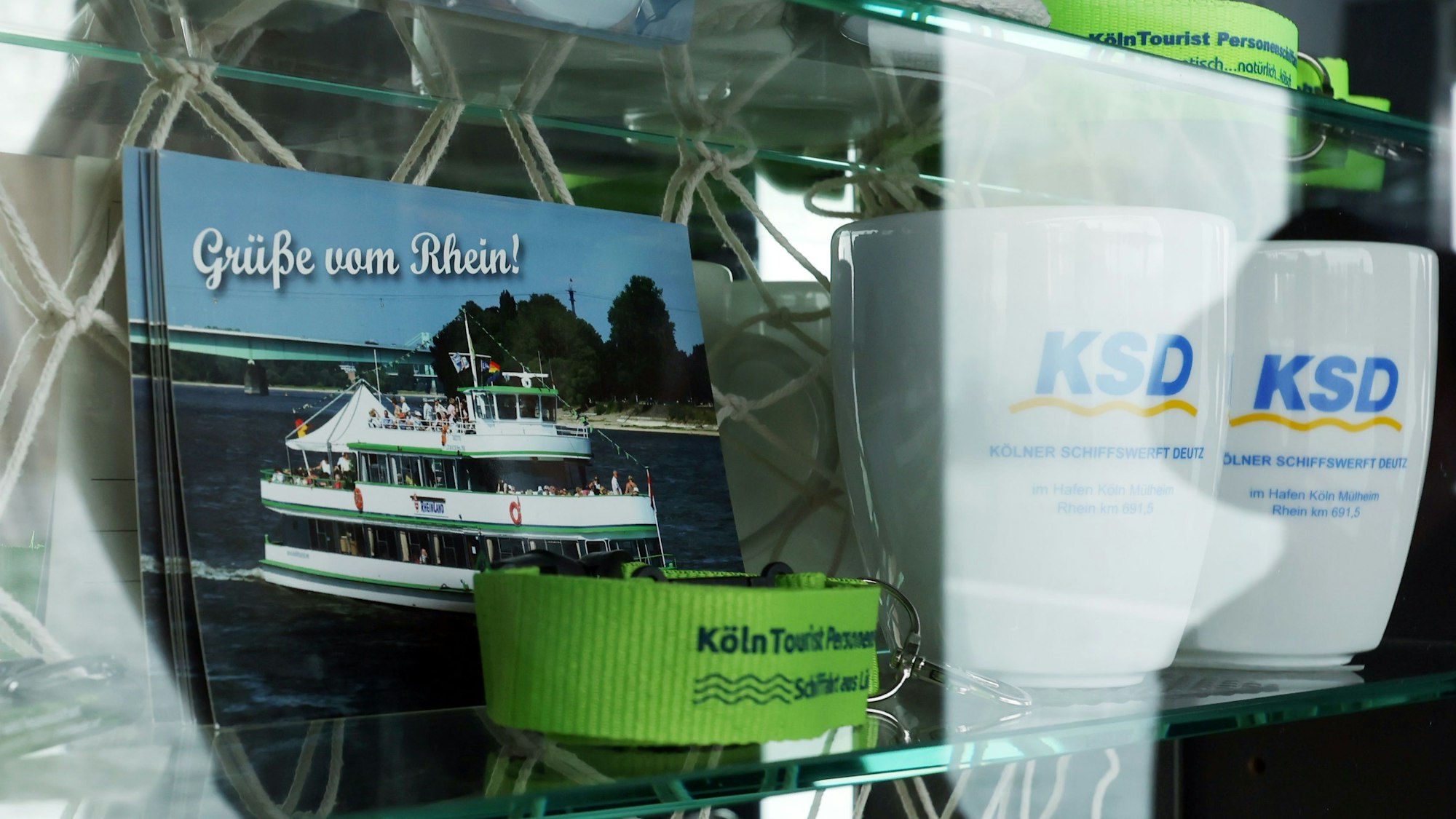 Souvenirs des Unternehmens: Postkarten, Tassen und Schlüsselanhänger