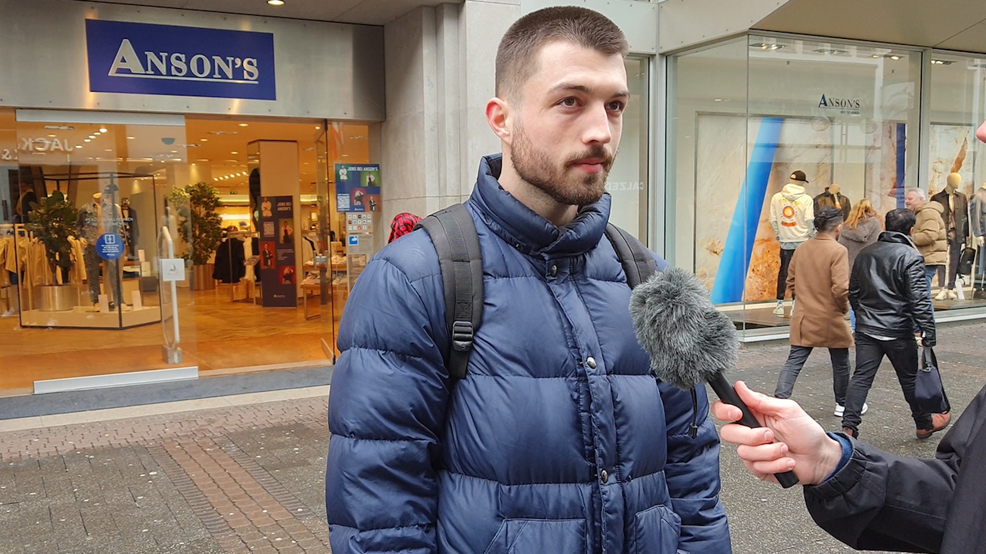 Ein Mann in blauer Jacke