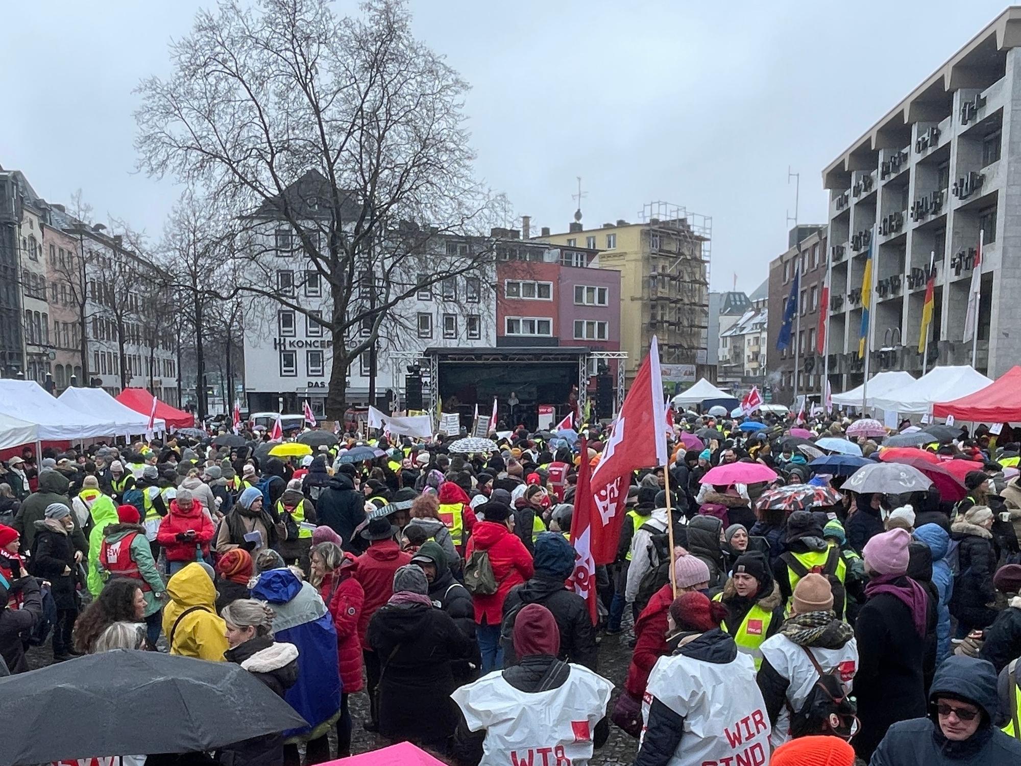 Kita-Beschäftigte der städtischen Einrichtungen demonstrieren am Kölner Alter Markt.