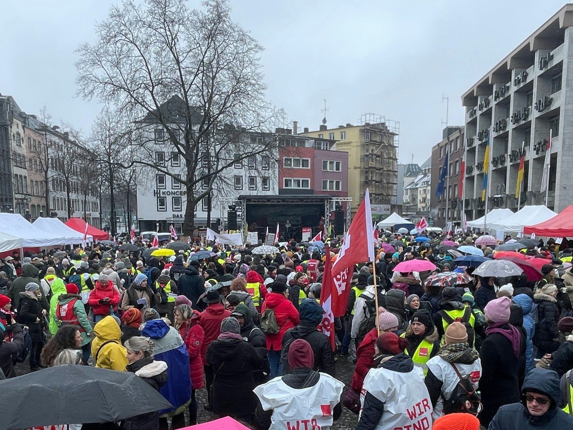 Kita-Beschäftigte der städtischen Einrichtungen demonstrieren am Kölner Alter Markt.