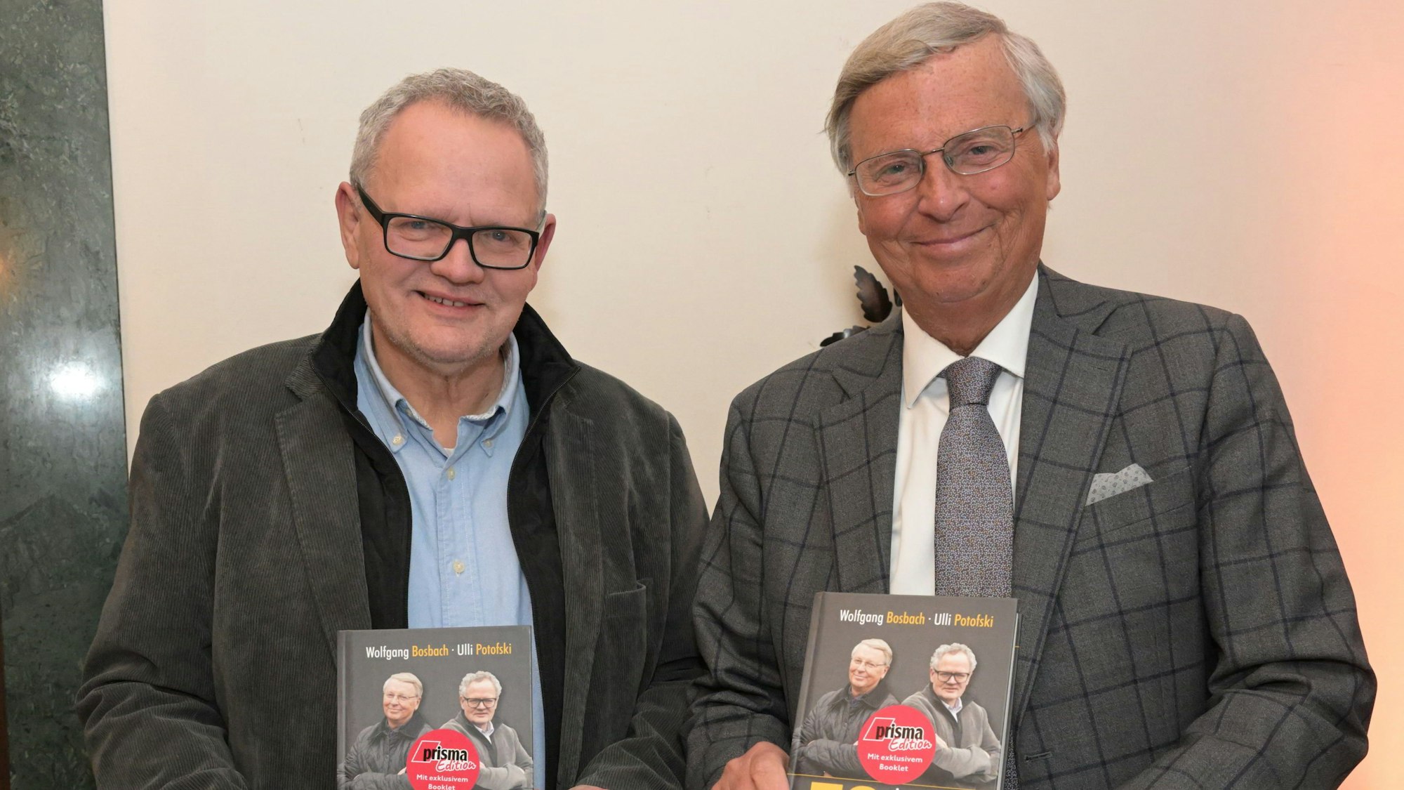 Uli Potofski und Wolfgang Bosbach posieren mit ihrem Buch „52 – ein Jahrgang, zwei Leben“