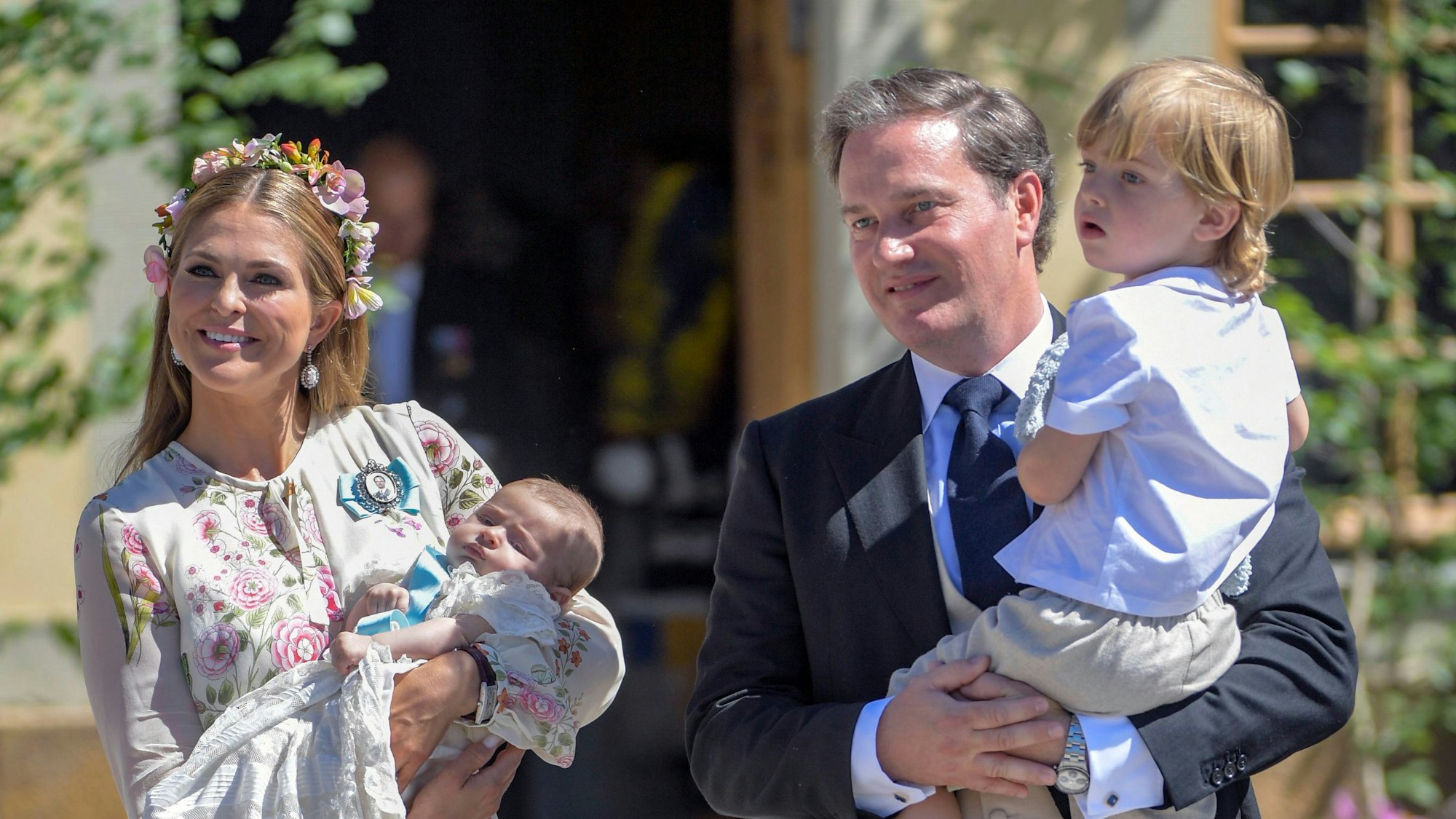 Prinzessin Madeleine von Schweden steht mit Ehemann Christopher O'Neill und ihren Kindern Prinzessin Leonore, Prinz Nicolas und Prinzessin Adrienne, anlässlich der Taufe von Prinzessin Adrienne vor der Kapelle von Schloss Drottningholm. (zu dpa-Korr "Der Megxit - Harry und Meghan verabschieden sich aus dem Königshaus") +++ dpa-Bildfunk +++