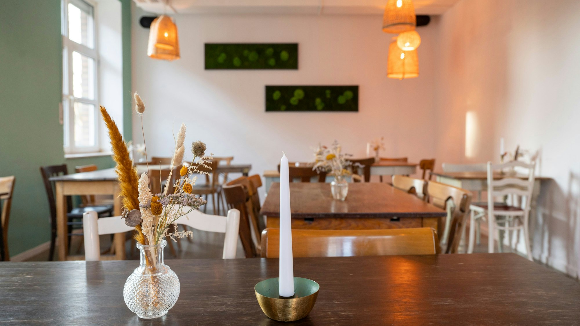 Das Restaurant Hans und Franz in Ehrenfeld von innen, mit schlichter Einrichtung, Holztische, Deko, hell und freundlich
