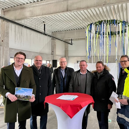 Vor dem Richtkranz: Levaco-Chef Marius Mühlenberg mit Finanzvorstand Jens Becker, Jan Christiansen und Henning Thiele von Diersch & Schröder, OB Uwe Richrath, Martin Honak und Martin Klein vom Bauunternehmen Vollack (v. links)