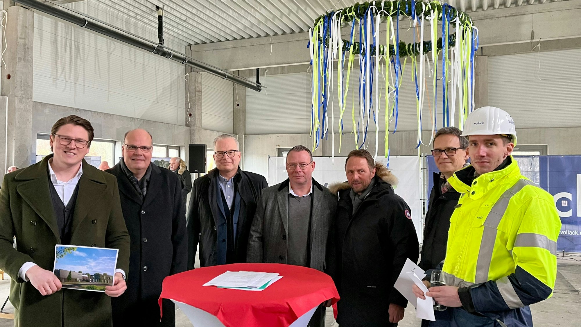 Vor dem Richtkranz: Levaco-Chef Marius Mühlenberg mit Finanzvorstand Jens Becker, Jan Christiansen und Henning Thiele von Diersch & Schröder, OB Uwe Richrath, Martin Honak und Martin Klein vom Bauunternehmen Vollack (v. links)