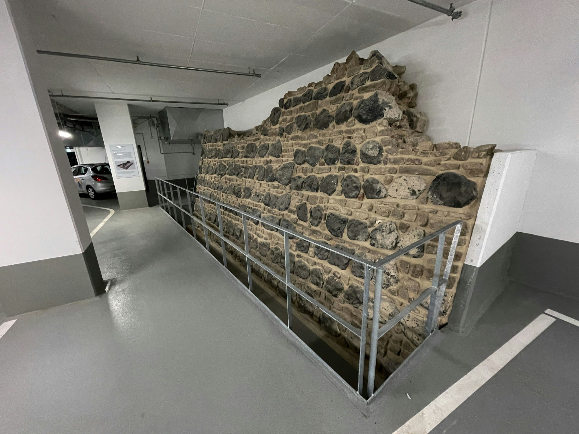 Ein Teil der Stadtmauer in der Tiefgarage.