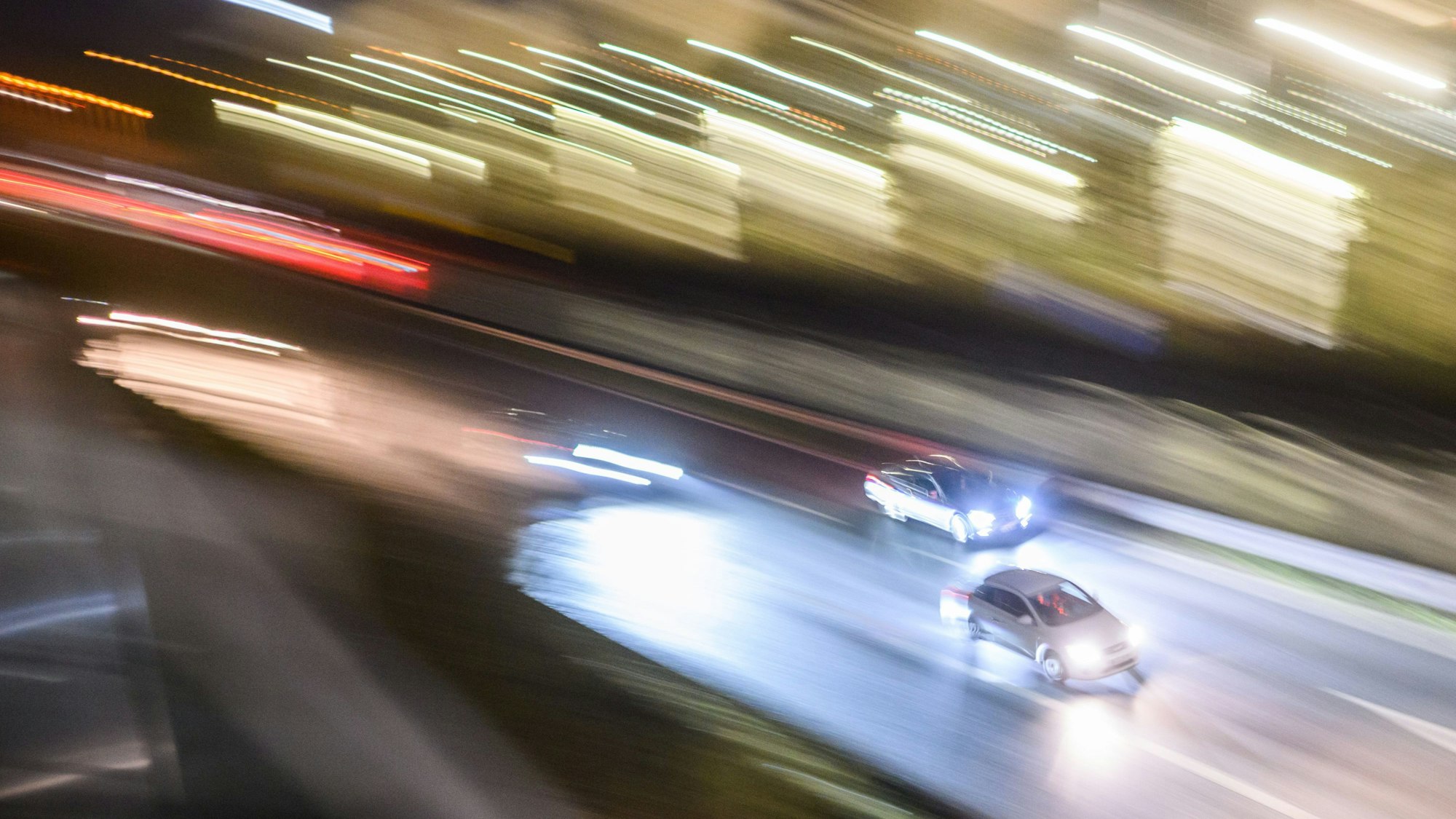 Für Autofahrer aus der Region Köln/Bonn gab es keine guten Noten. Unser Symbolfoto zeigt Autos auf einer Straße.