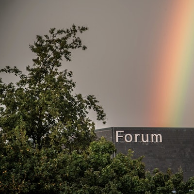 Forum Am Büchelter Hof mit Regennbogen