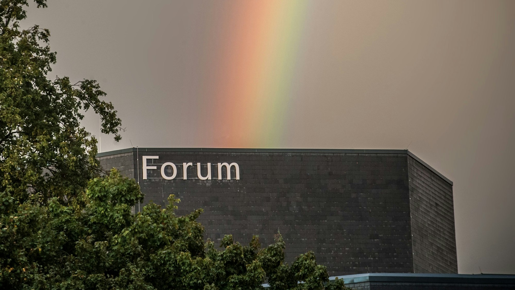 Forum Am Büchelter Hof mit Regennbogen