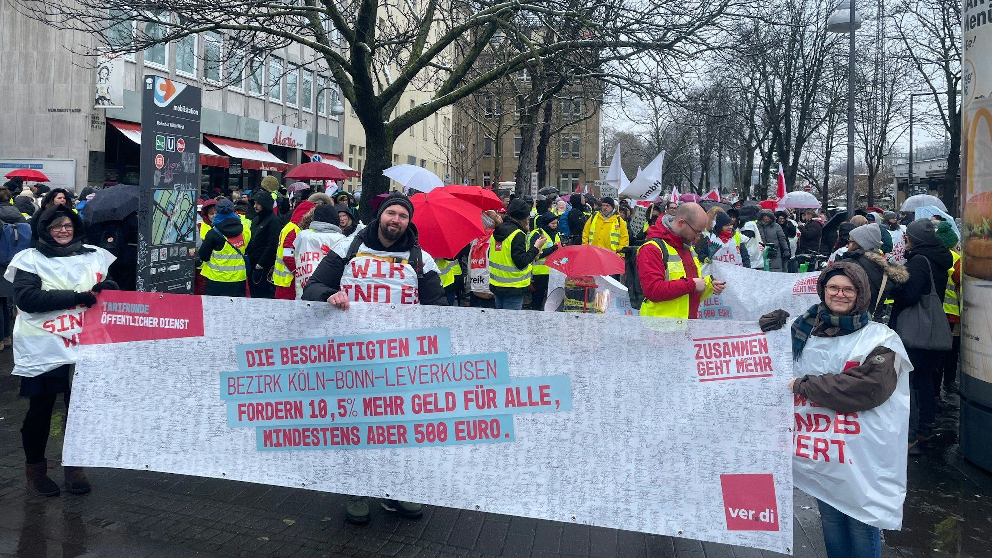 Menschen streiken in der Kölner Innenstadt