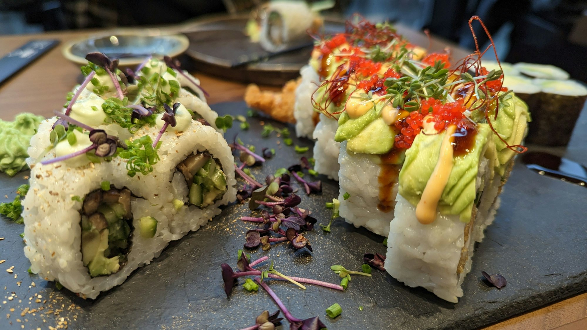 Lecker angerichtete Sushirollen