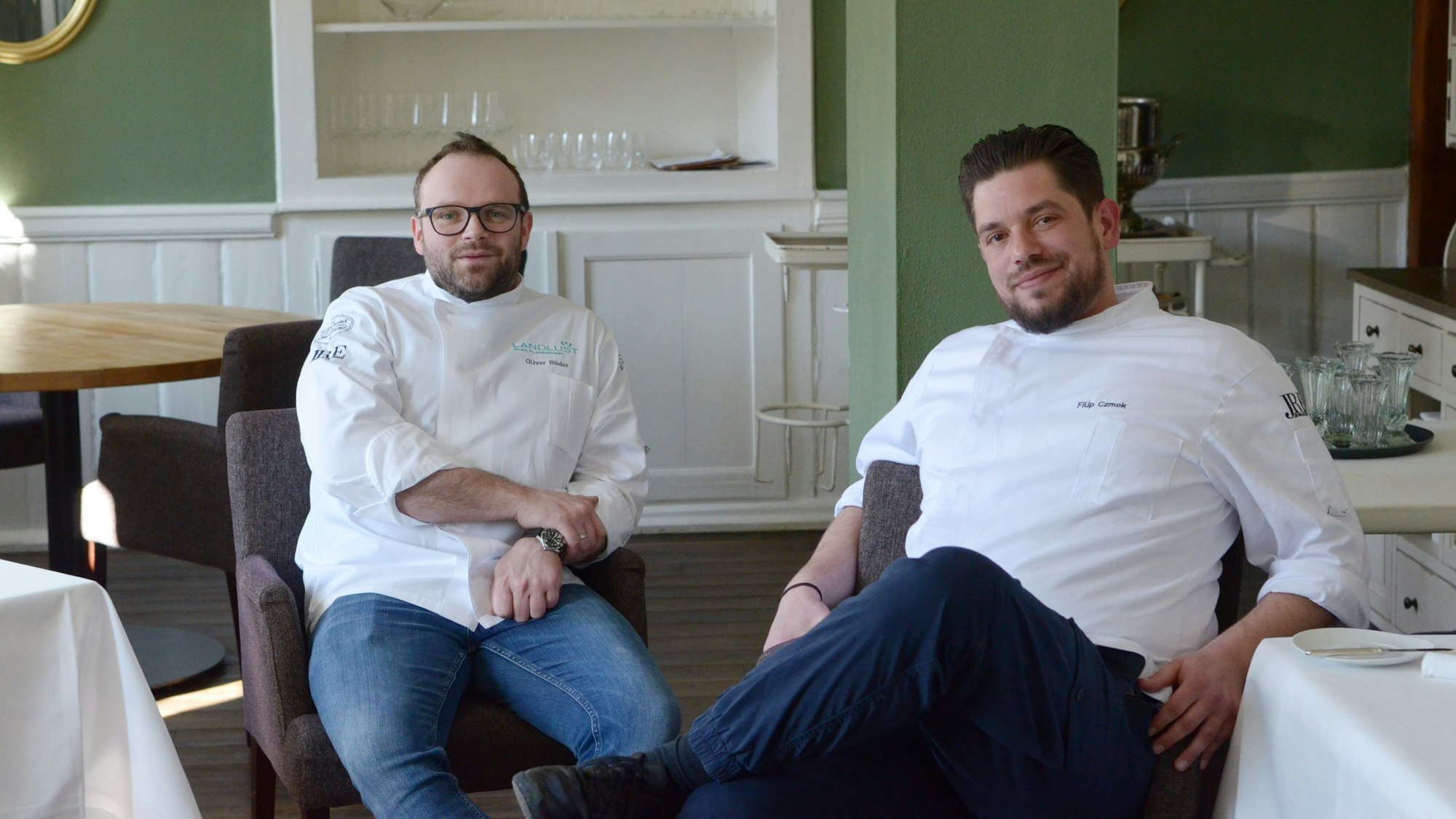 Oliver Röder und Küchenchef Filip Czmok sitzen im Restaurant
